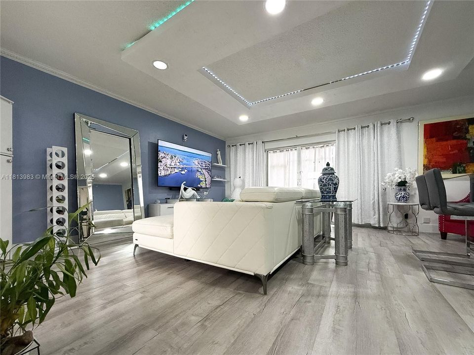 Под контрактом: $99,000 (1 спален, 1 ванн, 790 Квадратных фут)