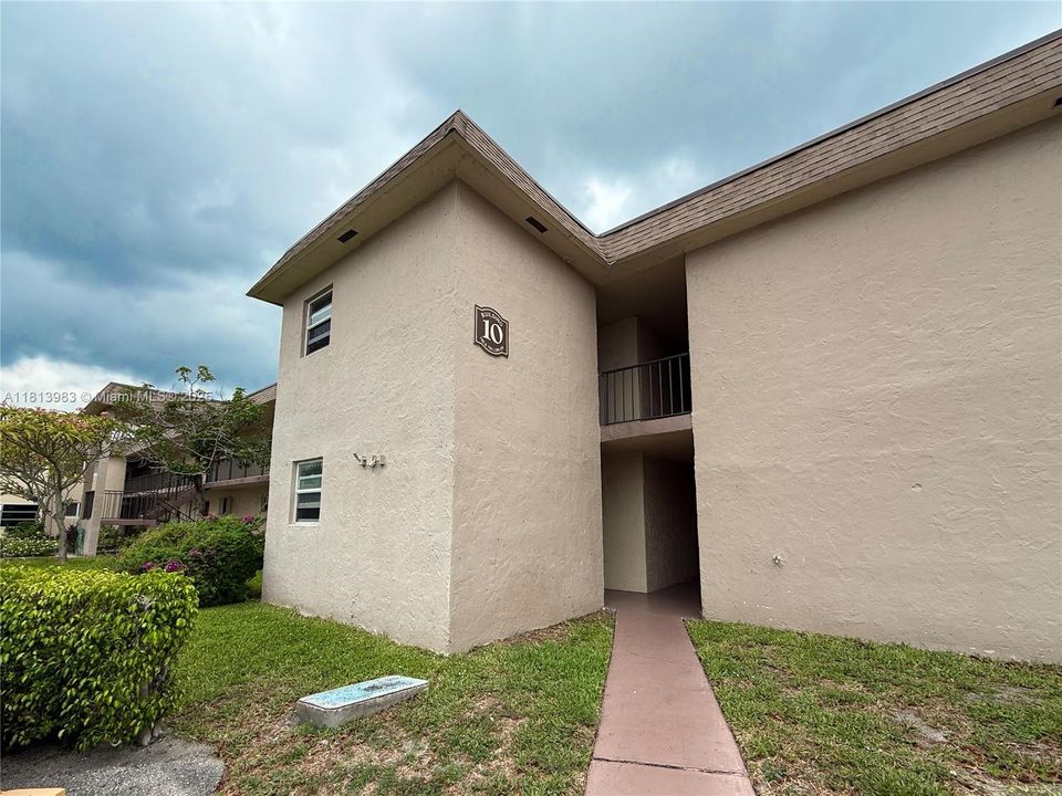 Под контрактом: $99,000 (1 спален, 1 ванн, 790 Квадратных фут)