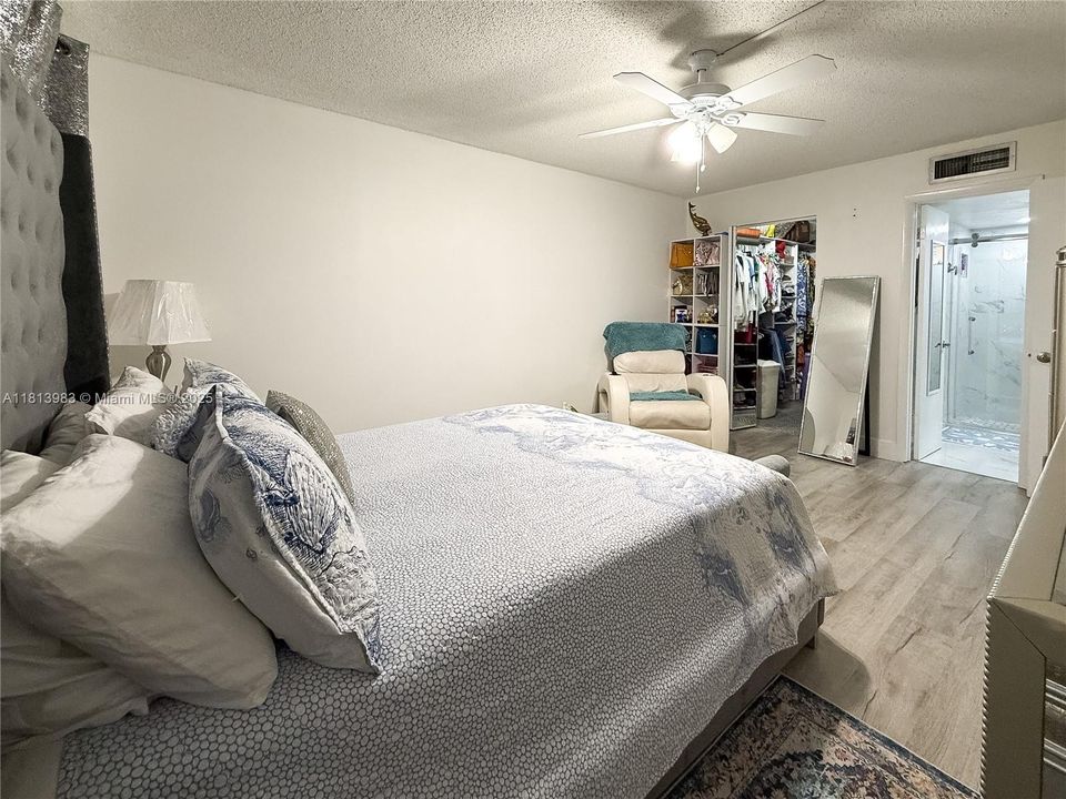 Под контрактом: $99,000 (1 спален, 1 ванн, 790 Квадратных фут)