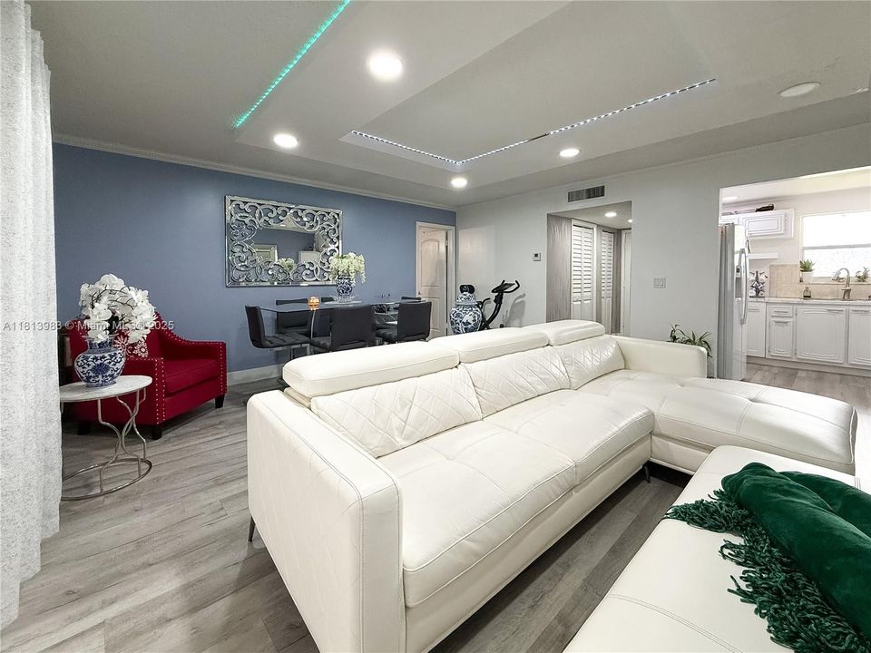 Под контрактом: $99,000 (1 спален, 1 ванн, 790 Квадратных фут)