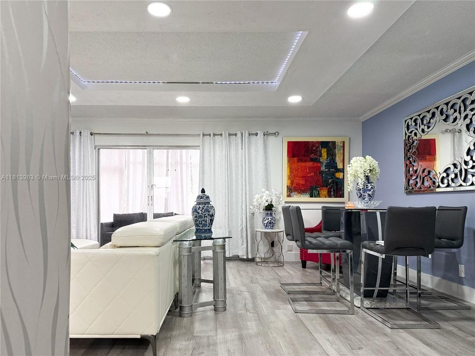 Под контрактом: $99,000 (1 спален, 1 ванн, 790 Квадратных фут)