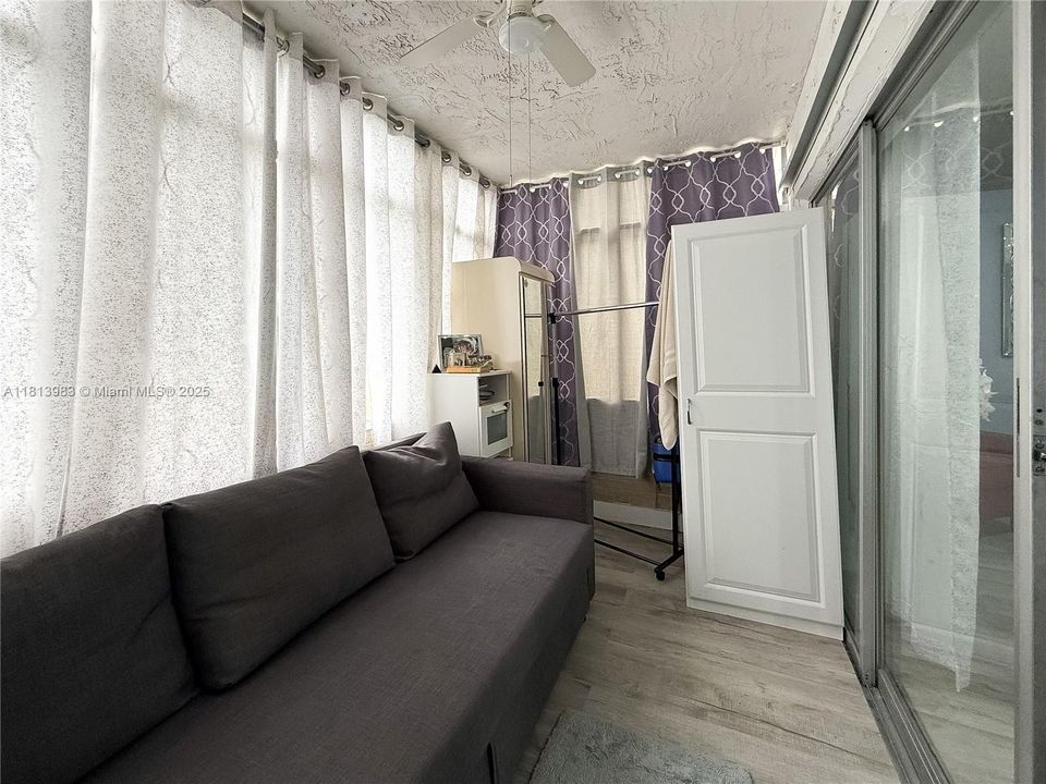 Под контрактом: $99,000 (1 спален, 1 ванн, 790 Квадратных фут)