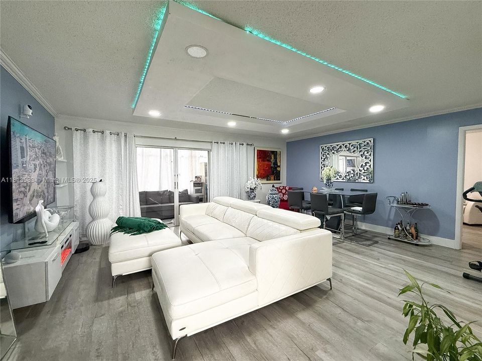 Под контрактом: $99,000 (1 спален, 1 ванн, 790 Квадратных фут)