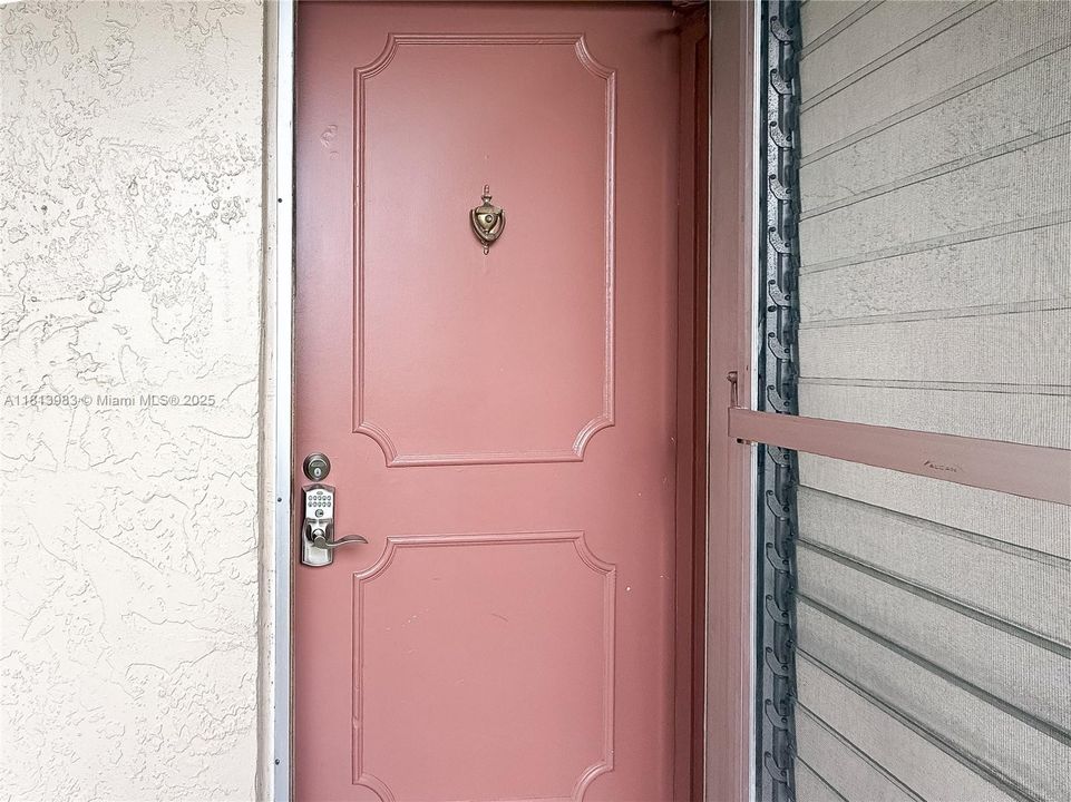 Под контрактом: $99,000 (1 спален, 1 ванн, 790 Квадратных фут)