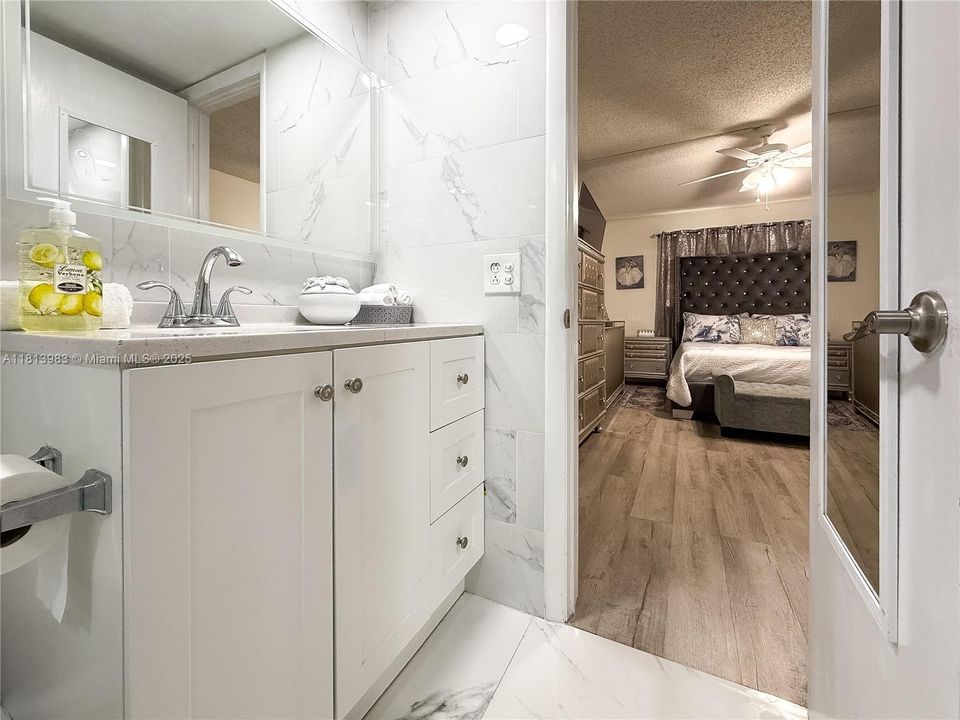 Под контрактом: $99,000 (1 спален, 1 ванн, 790 Квадратных фут)