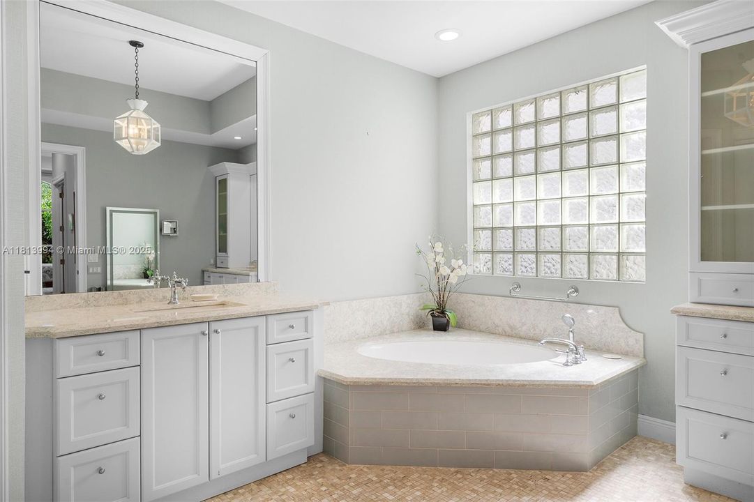 Недавно продано: $2,250,000 (4 спален, 4 ванн, 3932 Квадратных фут)