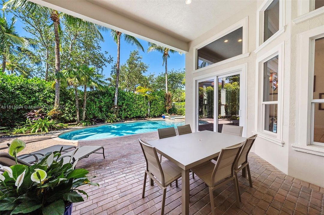 Недавно продано: $2,250,000 (4 спален, 4 ванн, 3932 Квадратных фут)