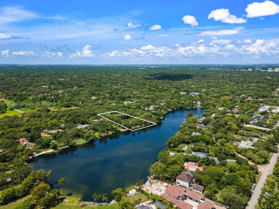 En Venta: $19,999,000 (2.08 acres)