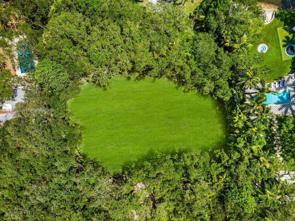 En Venta: $19,999,000 (2.08 acres)