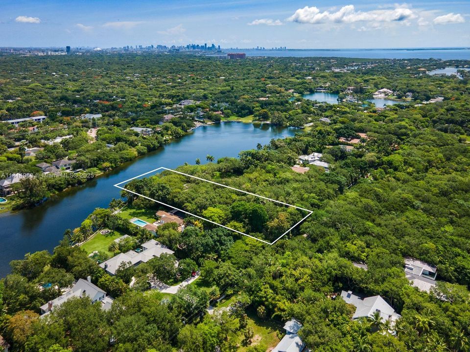 En Venta: $19,999,000 (2.08 acres)