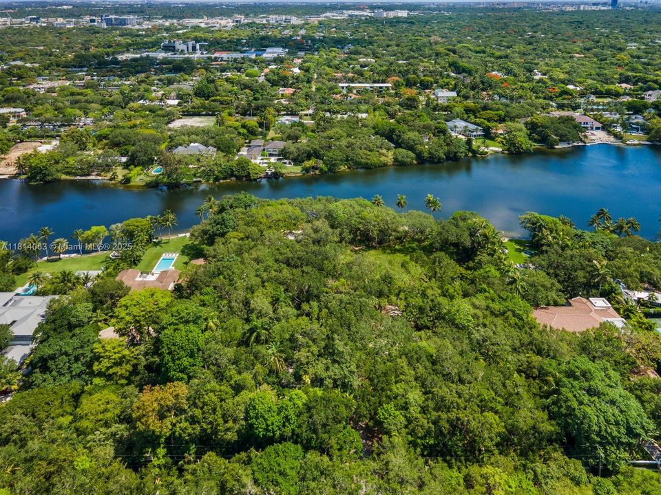 En Venta: $19,999,000 (2.08 acres)