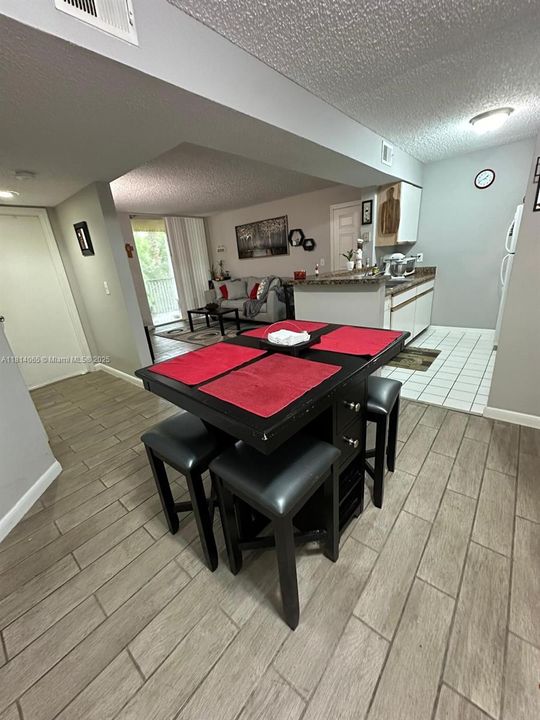 待售: $163,000 (2 贝兹, 2 浴室, 1057 平方英尺)