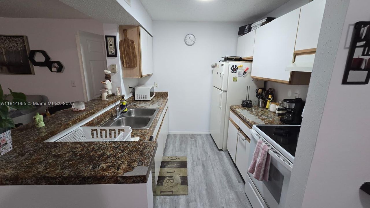 待售: $163,000 (2 贝兹, 2 浴室, 1057 平方英尺)