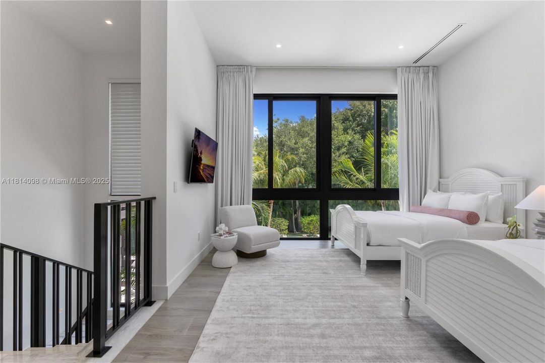 Suite 2 - Upper Level