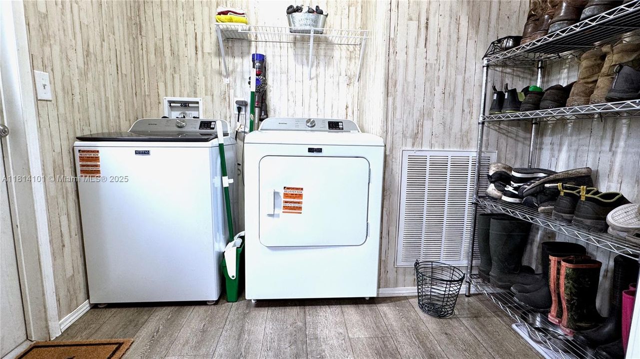 For Sale: $470,000 (3 beds, 2 baths, 1484 Square Feet)