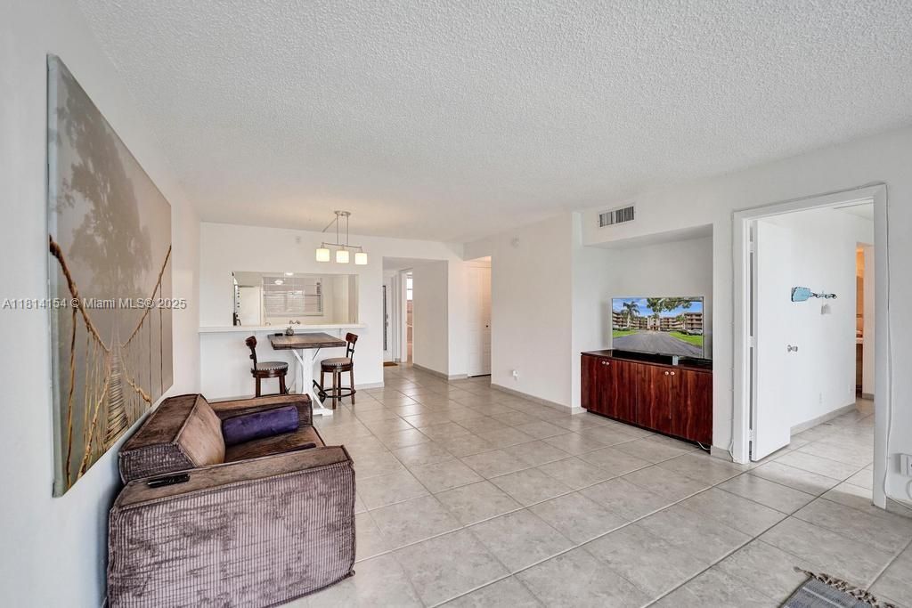 Под контрактом: $1,900 (2 спален, 2 ванн, 976 Квадратных фут)