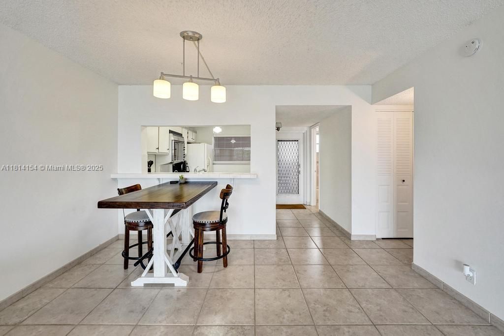 Под контрактом: $1,900 (2 спален, 2 ванн, 976 Квадратных фут)