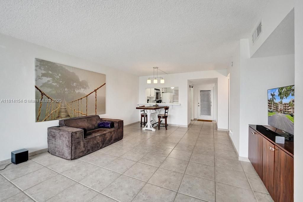 Под контрактом: $1,900 (2 спален, 2 ванн, 976 Квадратных фут)