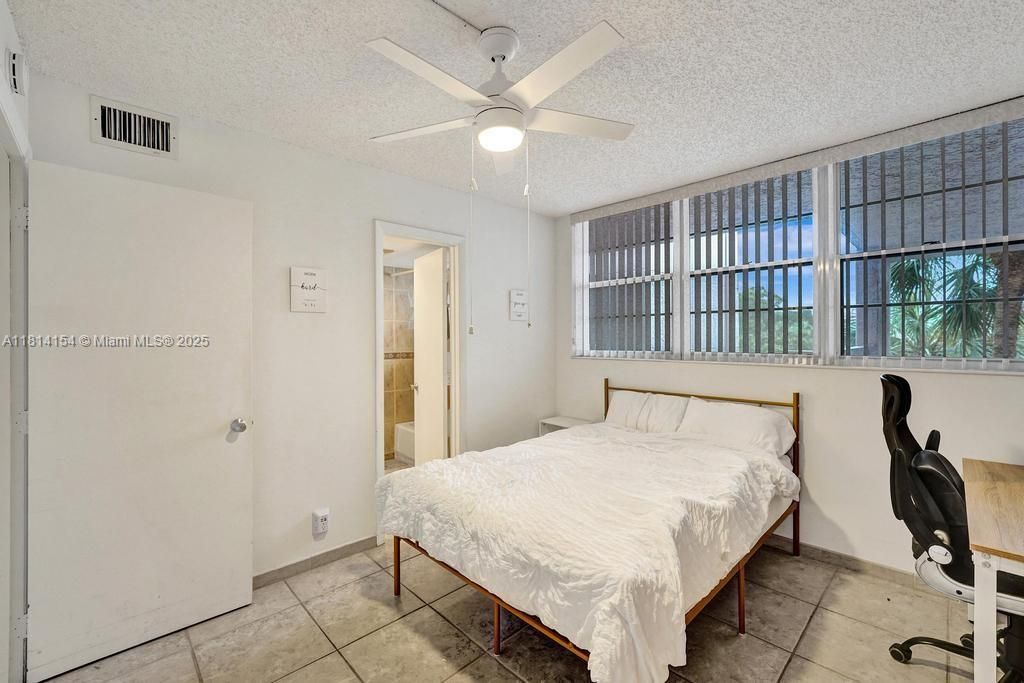 Под контрактом: $1,900 (2 спален, 2 ванн, 976 Квадратных фут)