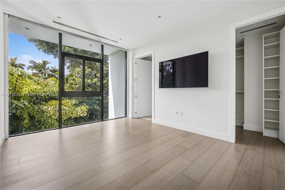 For Sale: $8,695,000 (5 beds, 6 baths, 5642 Square Feet)