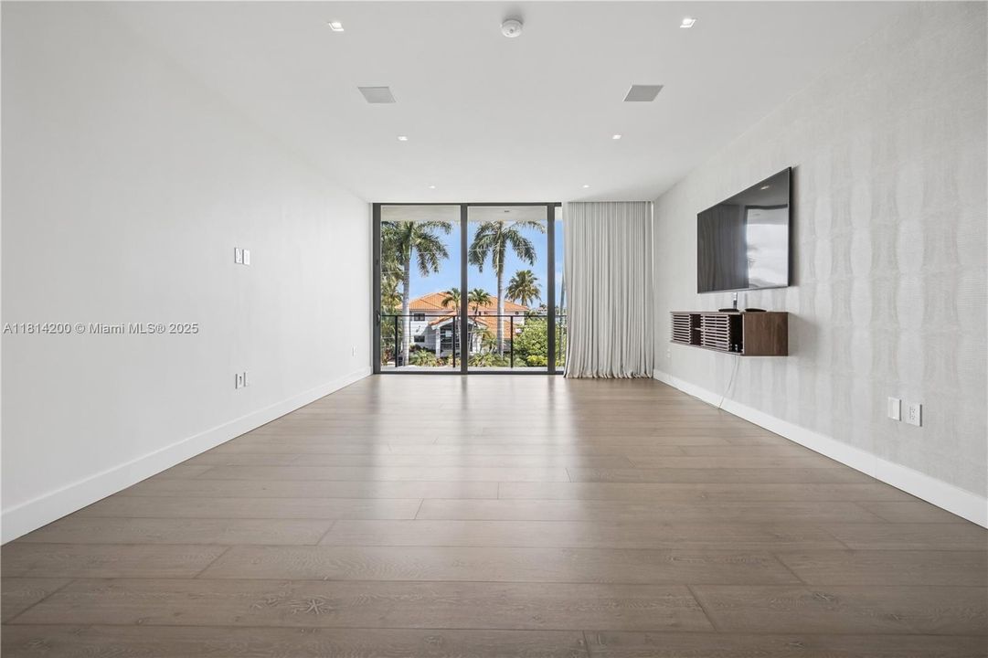 For Sale: $8,695,000 (5 beds, 6 baths, 5642 Square Feet)