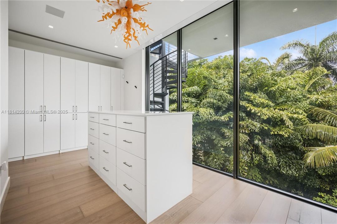 For Sale: $8,695,000 (5 beds, 6 baths, 5642 Square Feet)