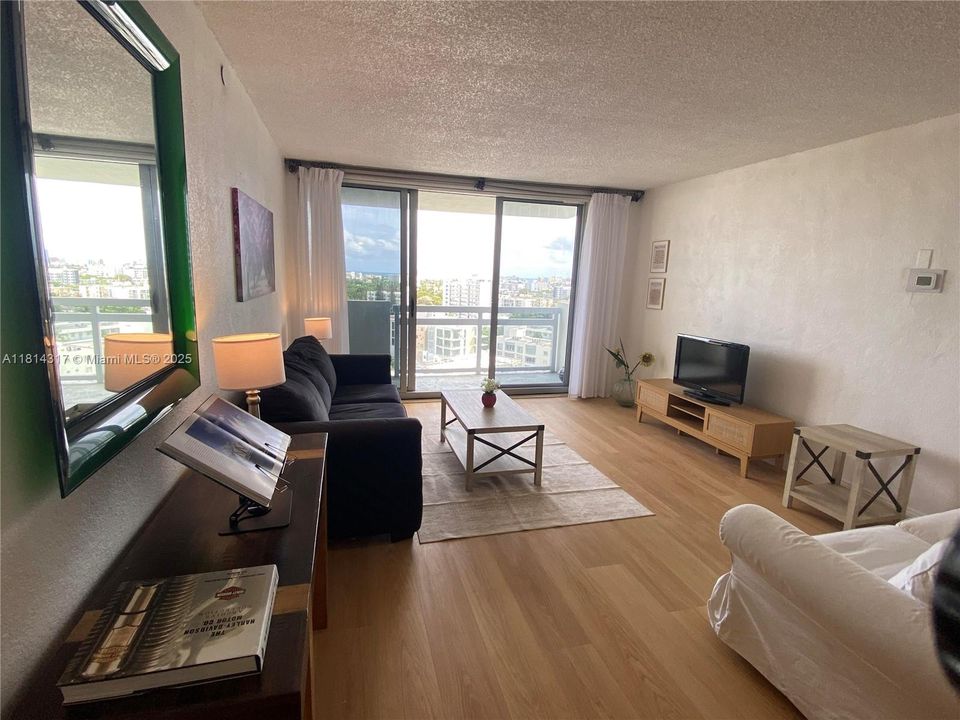 待售: $415,000 (1 贝兹, 1 浴室, 731 平方英尺)