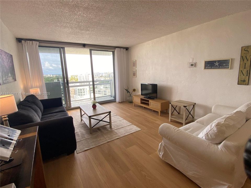 待售: $415,000 (1 贝兹, 1 浴室, 731 平方英尺)