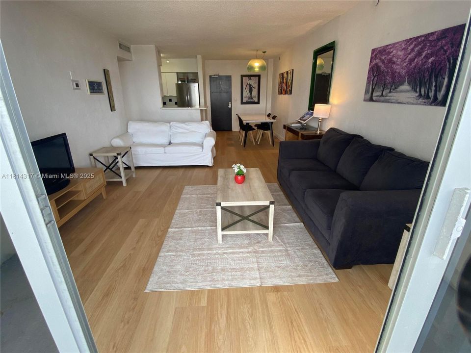 待售: $415,000 (1 贝兹, 1 浴室, 731 平方英尺)