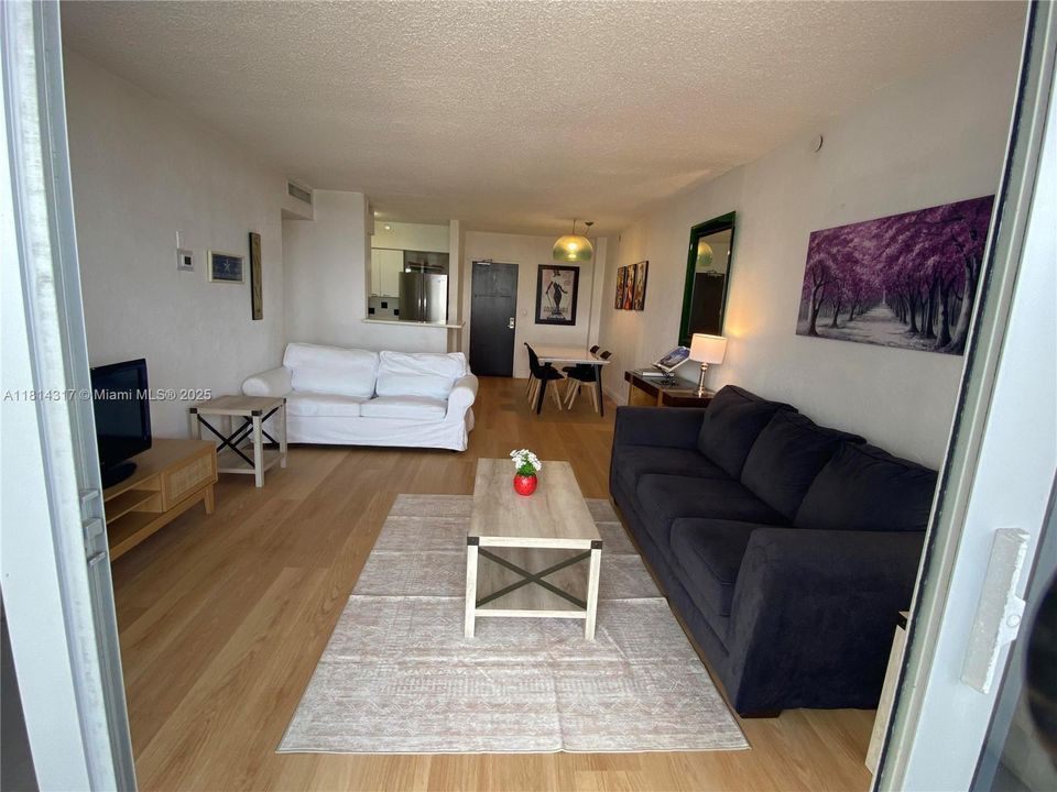 待售: $415,000 (1 贝兹, 1 浴室, 731 平方英尺)