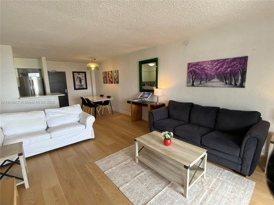 待售: $415,000 (1 贝兹, 1 浴室, 731 平方英尺)