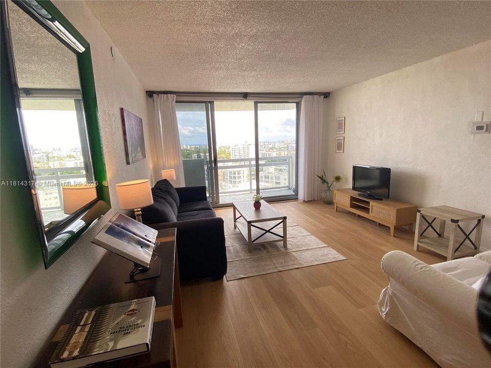 待售: $415,000 (1 贝兹, 1 浴室, 731 平方英尺)