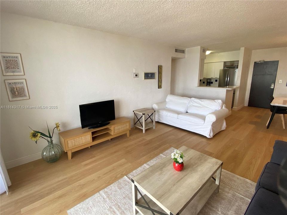 待售: $415,000 (1 贝兹, 1 浴室, 731 平方英尺)