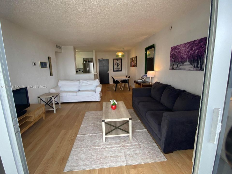 待售: $415,000 (1 贝兹, 1 浴室, 731 平方英尺)