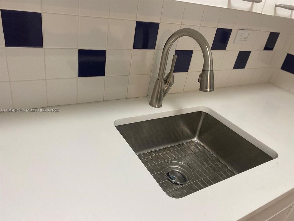 待售: $415,000 (1 贝兹, 1 浴室, 731 平方英尺)