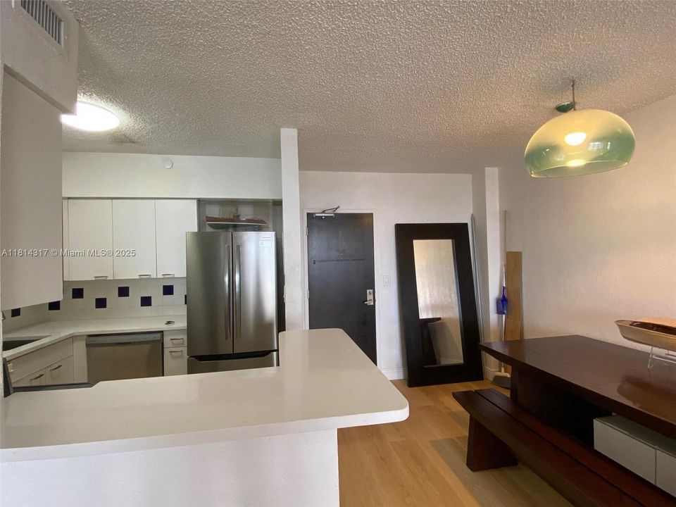 待售: $415,000 (1 贝兹, 1 浴室, 731 平方英尺)