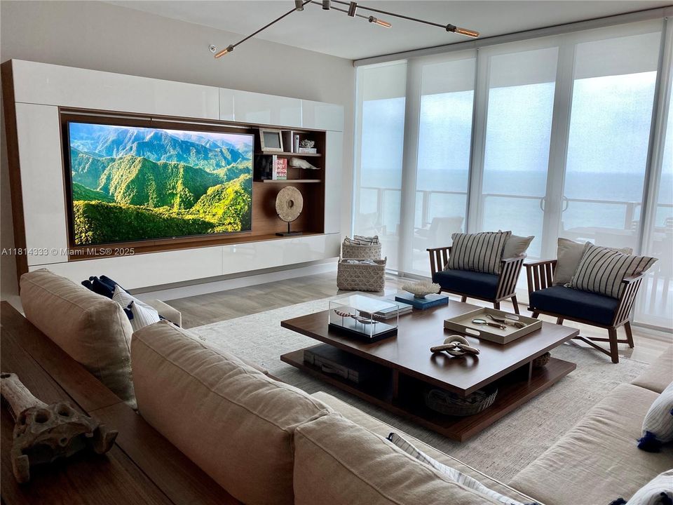 合同活跃: $30,000 (2 贝兹, 2 浴室, 1703 平方英尺)