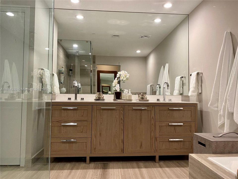 合同活跃: $30,000 (2 贝兹, 2 浴室, 1703 平方英尺)