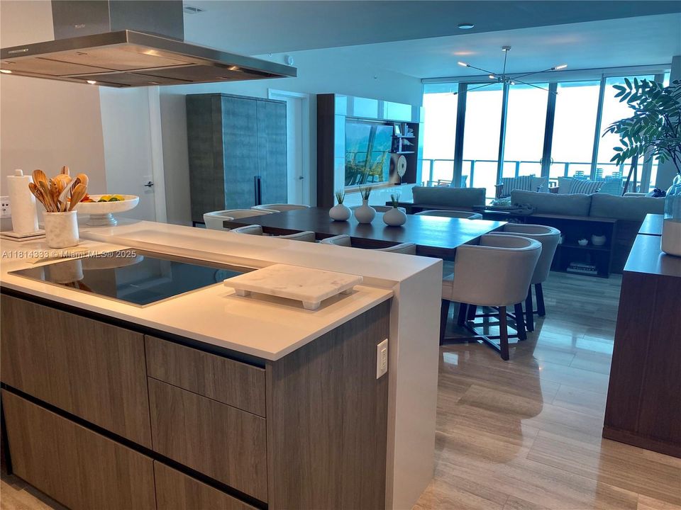 合同活跃: $30,000 (2 贝兹, 2 浴室, 1703 平方英尺)