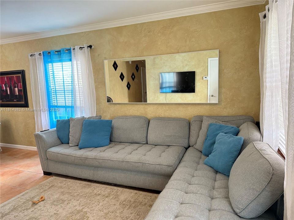 Recently Sold: $589,000 (3 beds, 1 baths, 975 Square Feet)