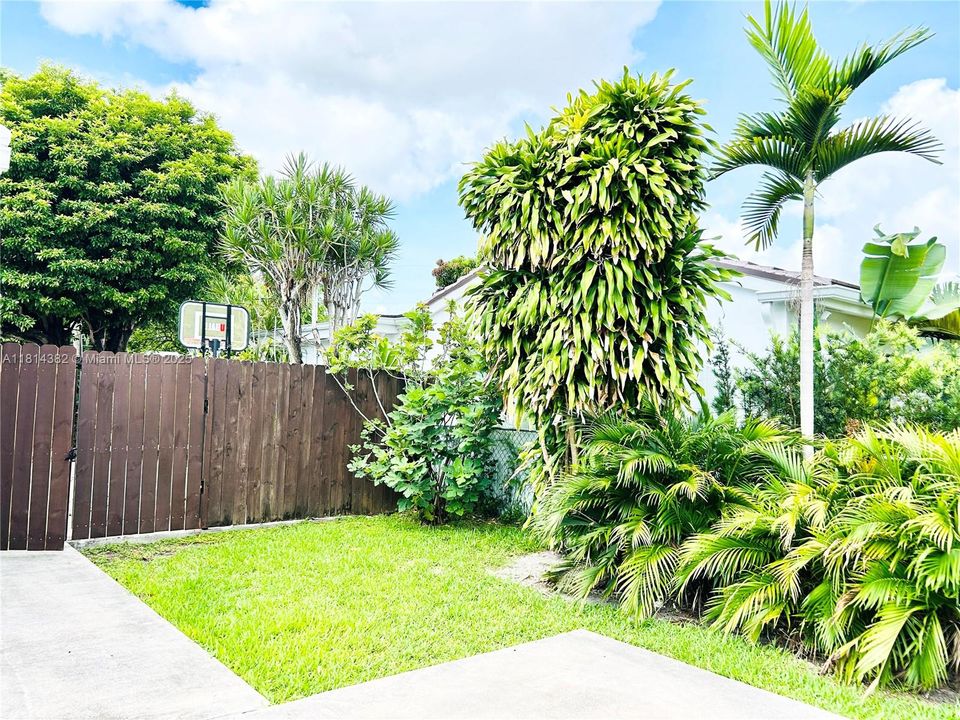 Recently Sold: $589,000 (3 beds, 1 baths, 975 Square Feet)