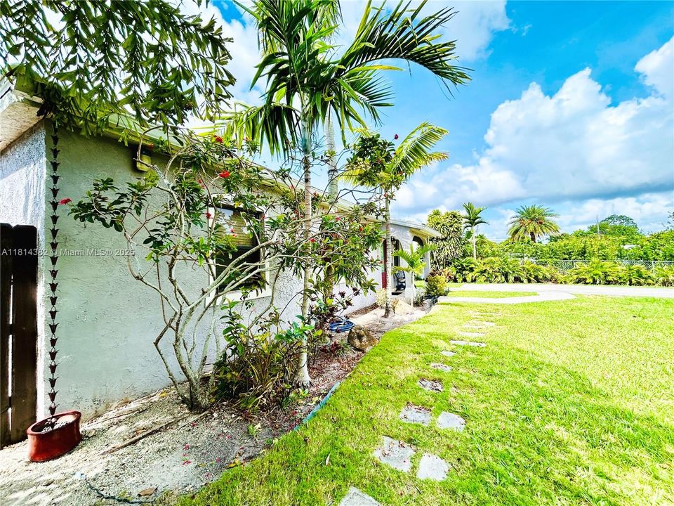 Recently Sold: $589,000 (3 beds, 1 baths, 975 Square Feet)