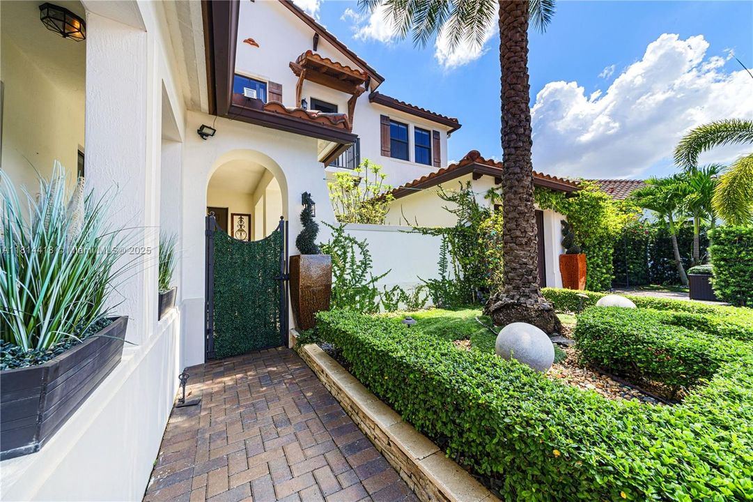 For Rent: $15,000 (5 beds, 6 baths, 4110 Square Feet)