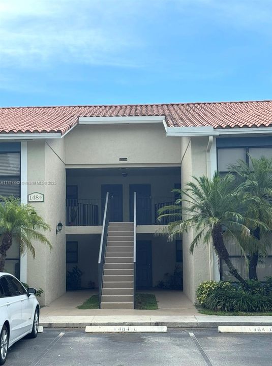 For Sale: $212,000 (2 beds, 2 baths, 900 Square Feet)