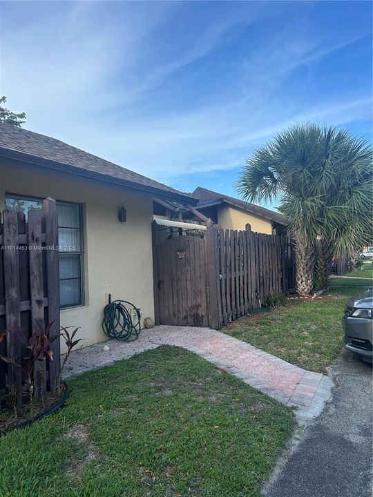 合同活跃: $225,000 (2 贝兹, 2 浴室, 1000 平方英尺)