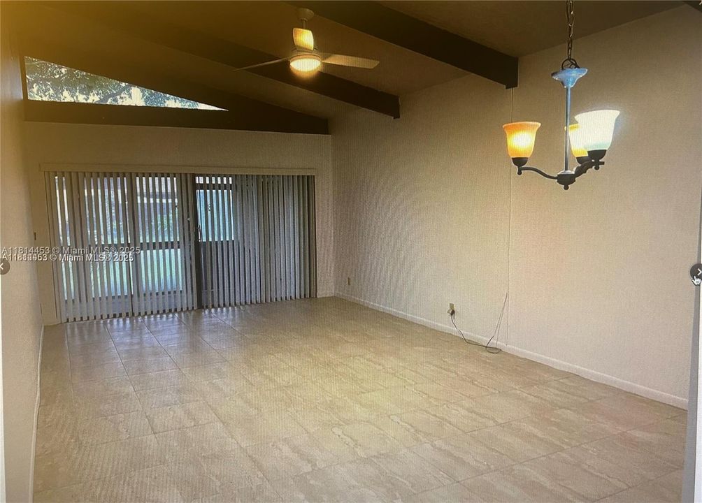 合同活跃: $225,000 (2 贝兹, 2 浴室, 1000 平方英尺)