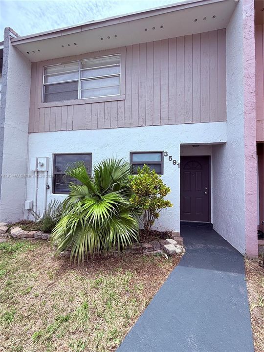 Под контрактом: $314,900 (2 спален, 2 ванн, 1431 Квадратных фут)