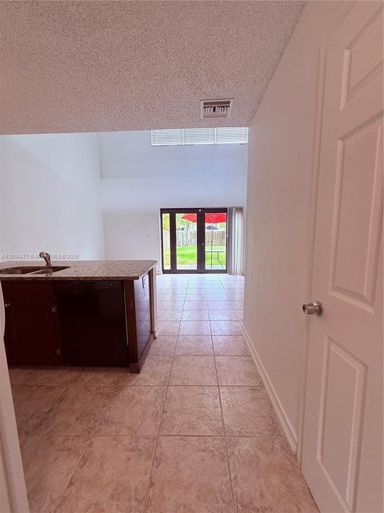 Под контрактом: $314,900 (2 спален, 2 ванн, 1431 Квадратных фут)