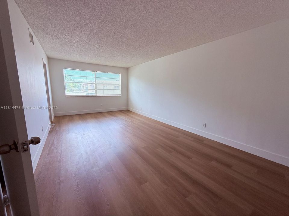 Под контрактом: $314,900 (2 спален, 2 ванн, 1431 Квадратных фут)