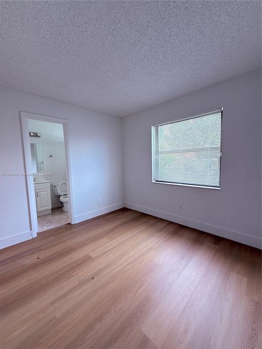 Под контрактом: $314,900 (2 спален, 2 ванн, 1431 Квадратных фут)